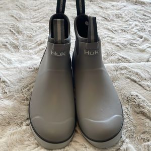 Never been worn Huk rain boots